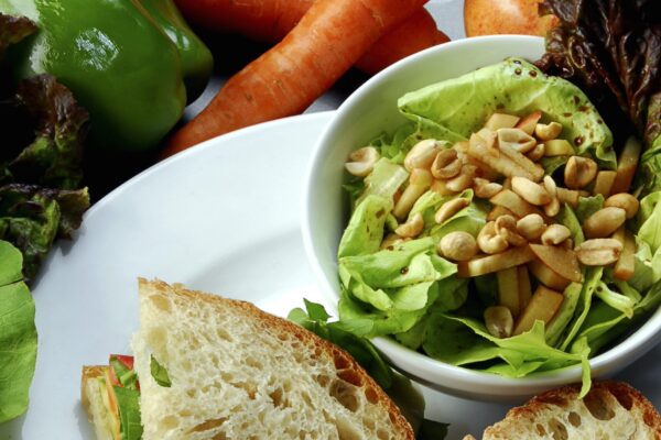 zdrowa-zywnosc-i-dobre-odzywianie-zbilansowana-koncepcja-diety-ze-swiezymi-warzywami